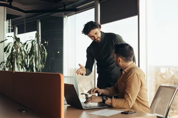 Spotkanie biznesowe w nowoczesnym biurze